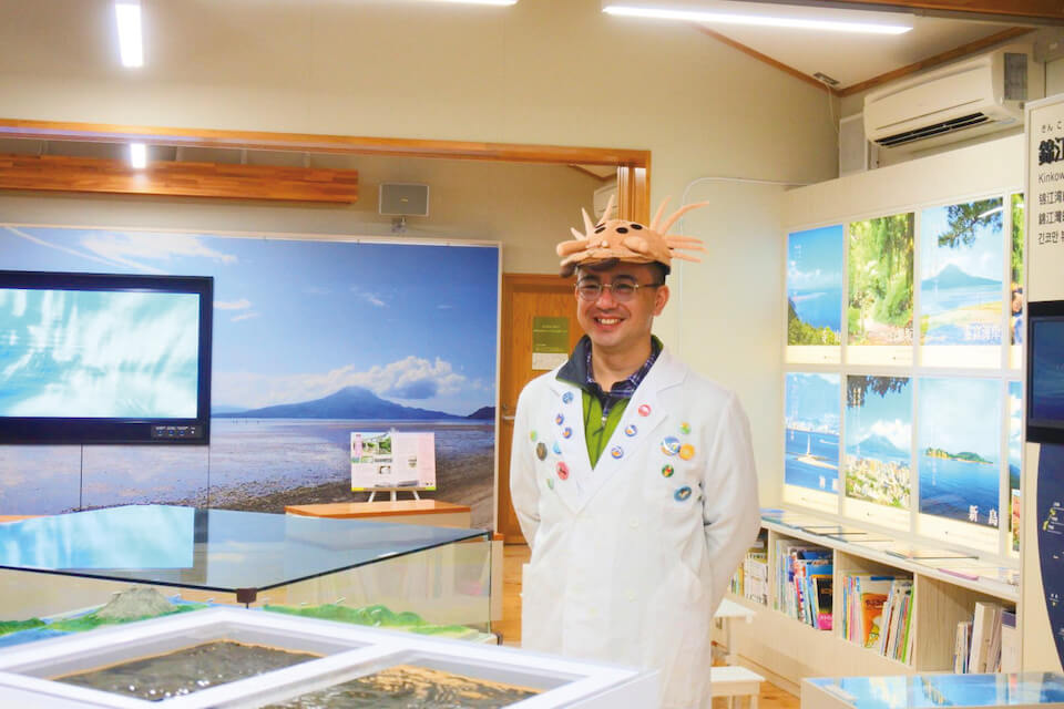 ゴカイをモチーフに作った帽子をかぶって登場する浜本さん