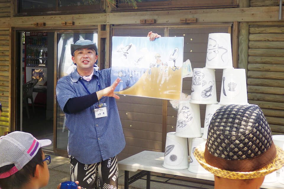 生き物と人間のつながりについて模型やパネルを使って解説