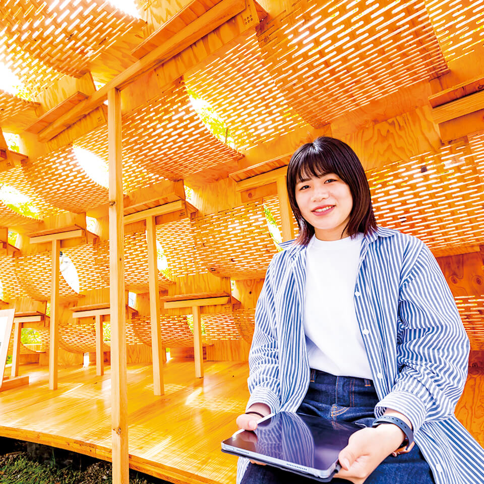 陽光と風、木の温もりを感じられる室内は心地よい憩いのスペース(鹿児島市石谷町のベガハウス本社)