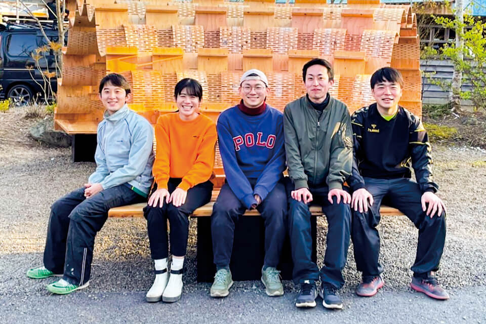 鷹野先生の授業を受けた5人のメンバーそれぞれが強みを出し合って完成した「エコあずまや」