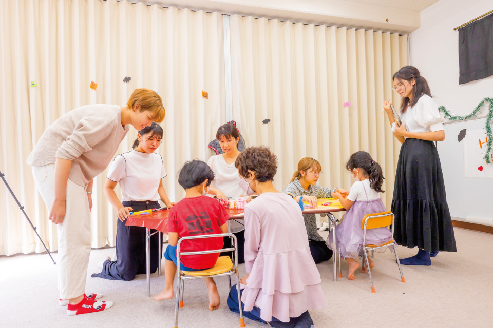 特別支援教育の教員を目指す学生らもスタッフとして療育に携わり、それぞれの学びを深めている(撮影のため一時的にマスクを外しています)