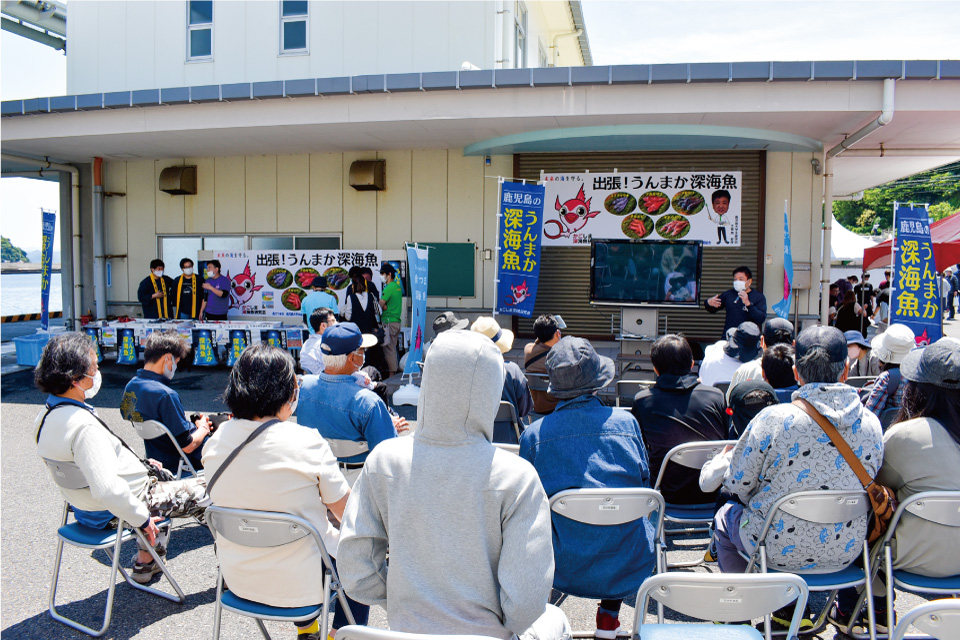 学生と共に各種イベントに出向き、一般の人にわかりやすく「うんまか深海魚」の魅力を語る。学生にとっては、さまざまな人との交流、プレゼンテーションの場でもある