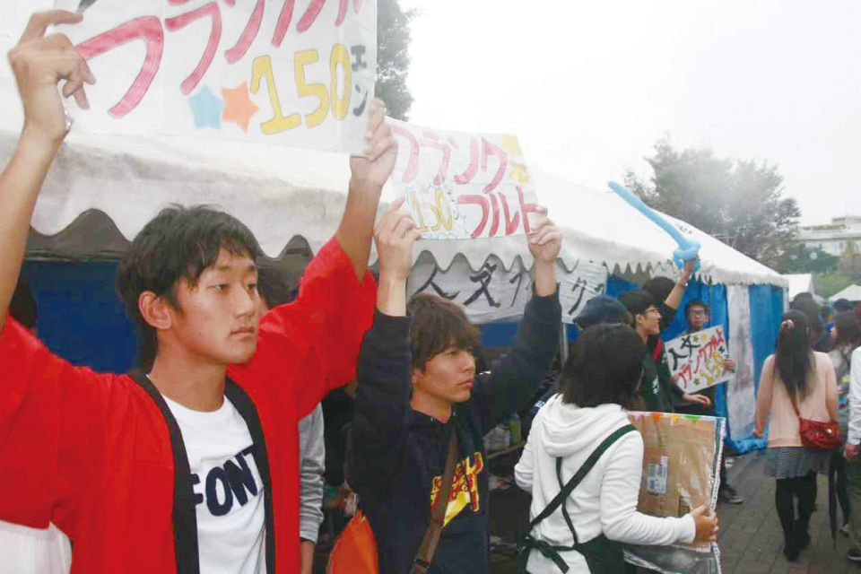 鹿大祭では、人文学科の全員でフランクフルトのお店を出し大成功