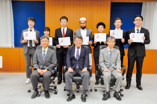 令和4年度前期鹿児島大学留学生後援会奨学金授与式を開催