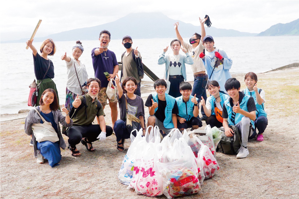 2021年夏に実行した「ビーチクリーンin 重富」。SNSを通じた呼びかけに、およそ20人が集まった