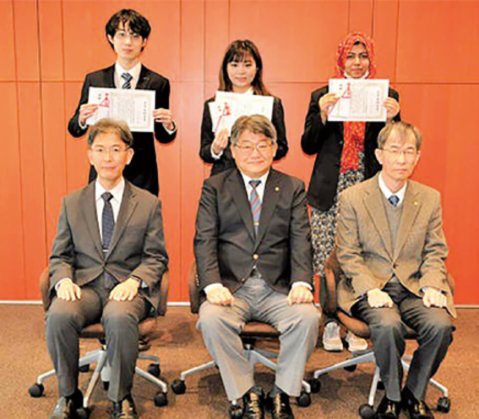 令和4年度後期鹿児島大学留学生後援会奨学金授与式を開催