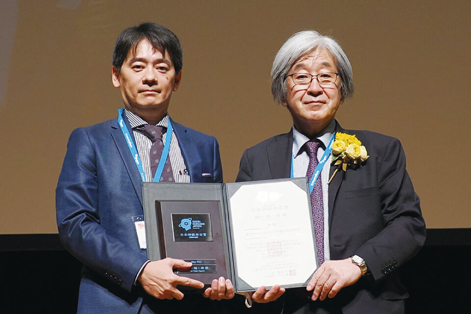 神経難病の新たな原因遺伝子を2種類発見した研究グループの功績が評価され、日本神経学会賞学術研究部門を受賞