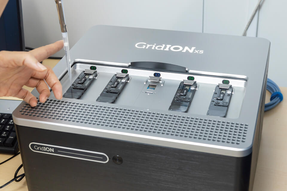 遺伝子の複雑な構造異常を検出できる次世代シークエンサーの導入により、大量の塩基配列を短時間で解析することができる