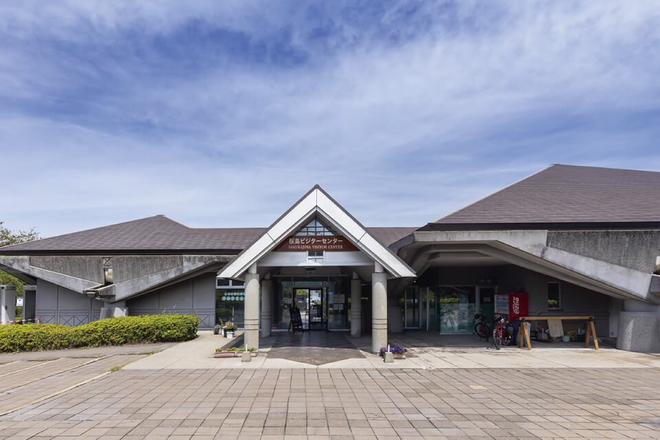 桜島の噴火の歴史や植物・生き物の様子などを映像やジオラマで紹介する桜島ビジターセンター。近くには足湯や溶岩なぎさ遊歩道があり、桜島のパワーを感じることができる。