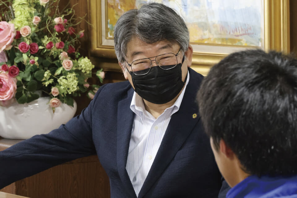 選手たちに激励の言葉をかける佐野学長