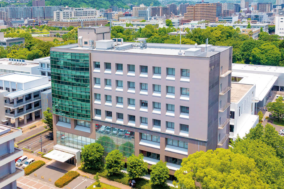 「鹿児島の近現代」教育研究センターが入居する 鹿児島大学総合教育研究棟(郡元キャンパス)