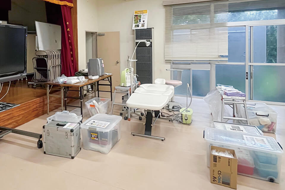 島内にポータブルの診療機材を持ち込み、それらを組み立てて簡易診療所を設置する