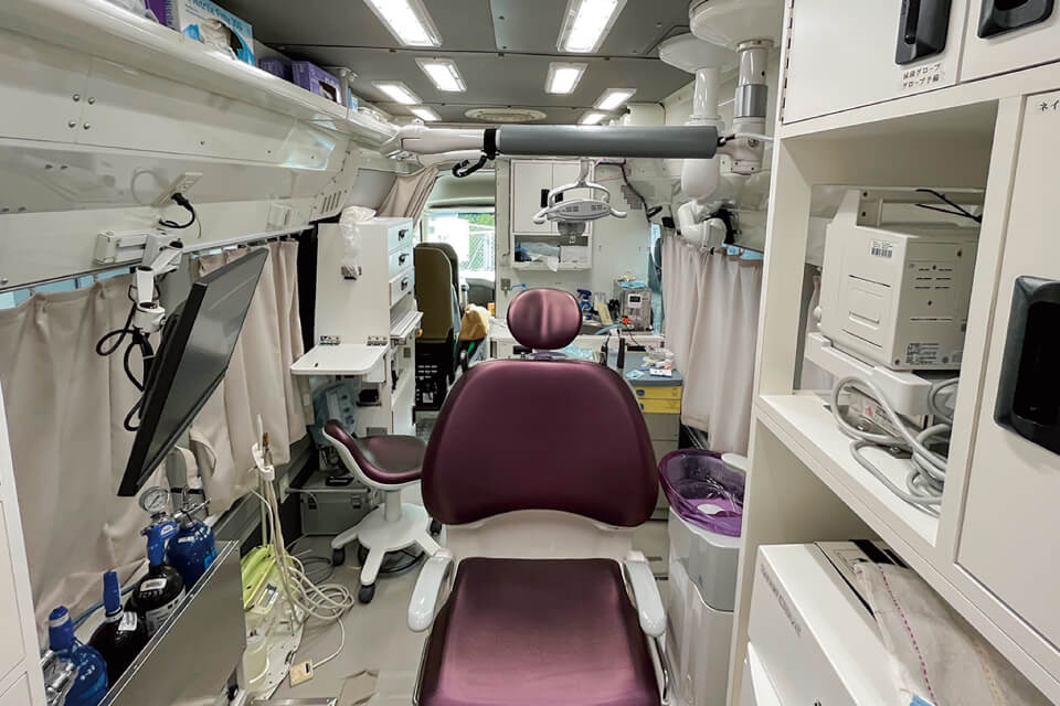 こじか号内部。器材は一通りそろっており、X線撮影も可能