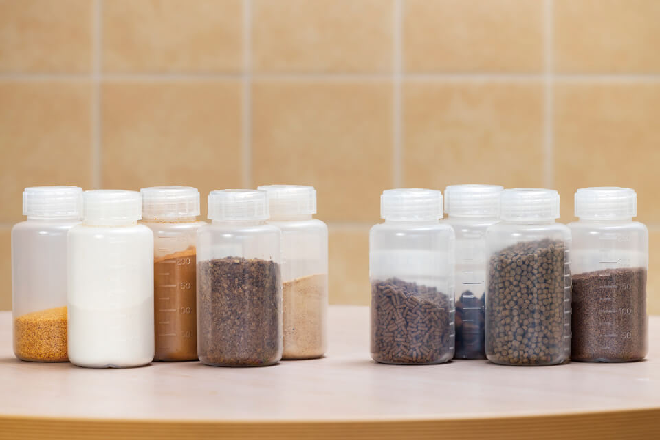 配合飼料の原材料の多くはイワシなどの魚粉。そのほか、大豆や昆虫などもある