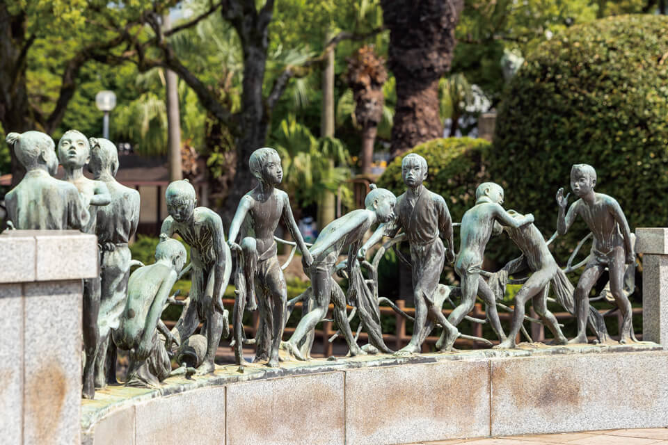 高見橋の欄干彫刻「維新の母と子供たち」。写真は上流側の欄干に施された子供たちの群像。