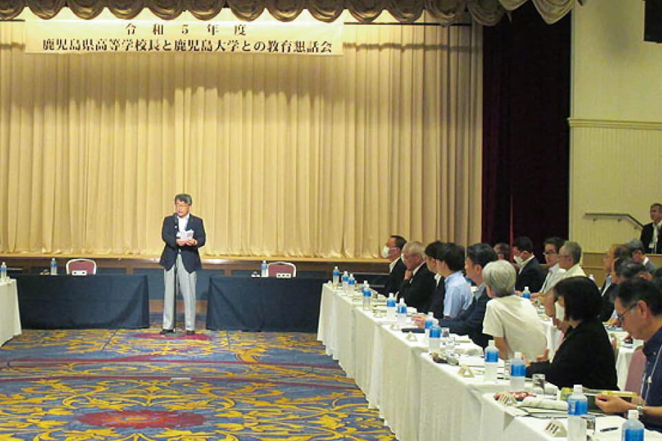 挨拶する佐野学長