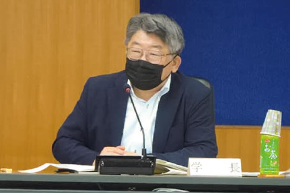 意見交換会の様子(発言中の佐野学長)