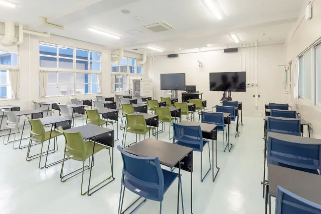 講義室(双方向性遠隔講義システムを設置)