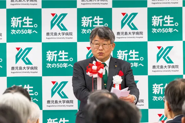 竣工を記念しあいさつする佐野学長