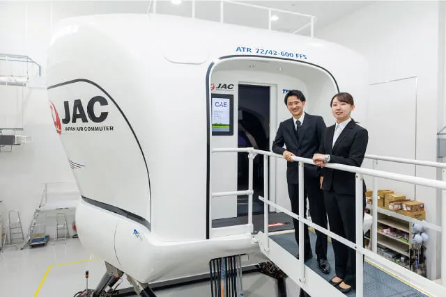 日本初導入のATR型機フルフライトシミュレーター。JAC就航地の鹿児島・奄美・喜界島などの空港モデルを搭載している
