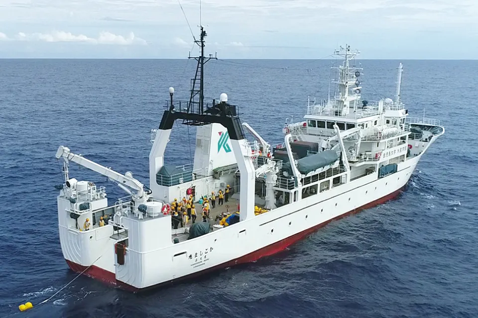 さまざまな教育研究機器を装備する練習船「かごしま丸」を利用して、国内外の研究チームと連携観測を行う。