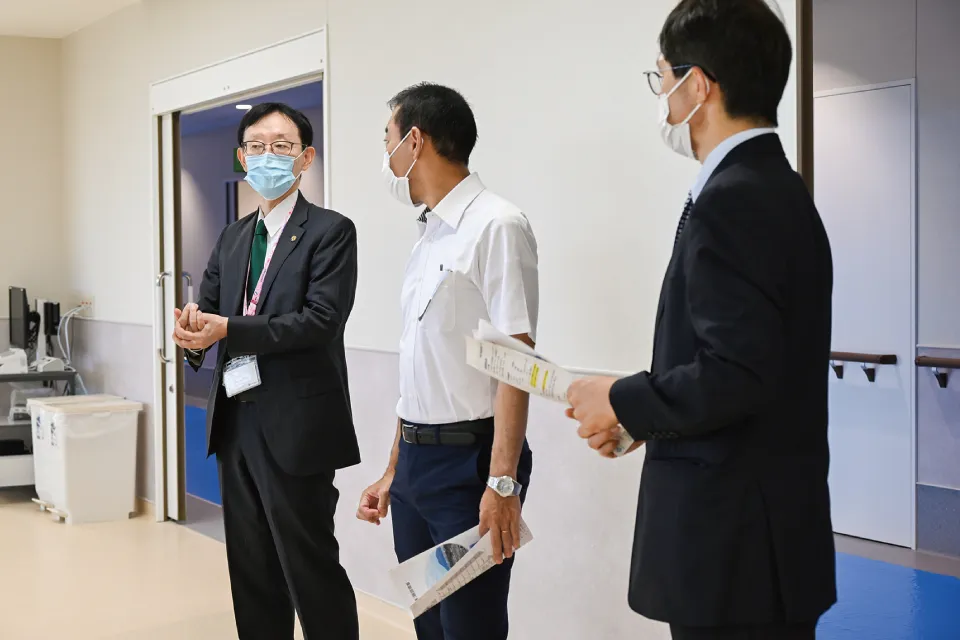 病院視察の様子