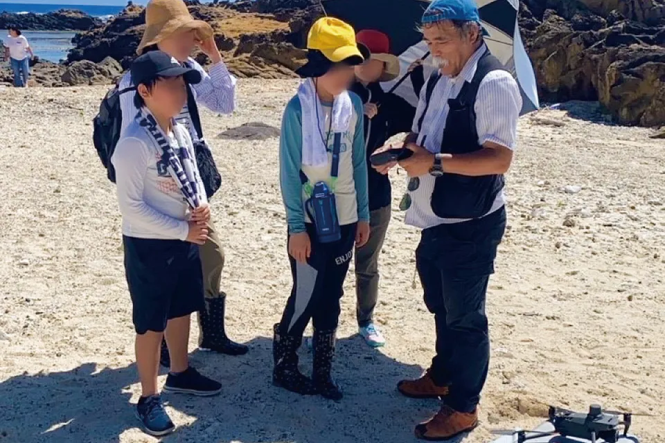 現地の児童とドローンの操縦体験と海岸観察。