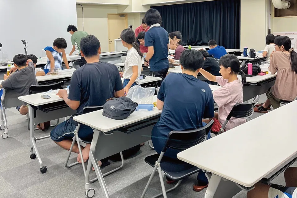 研究者たちと一緒にスケッチ記録や図鑑を使って調べ学習中!