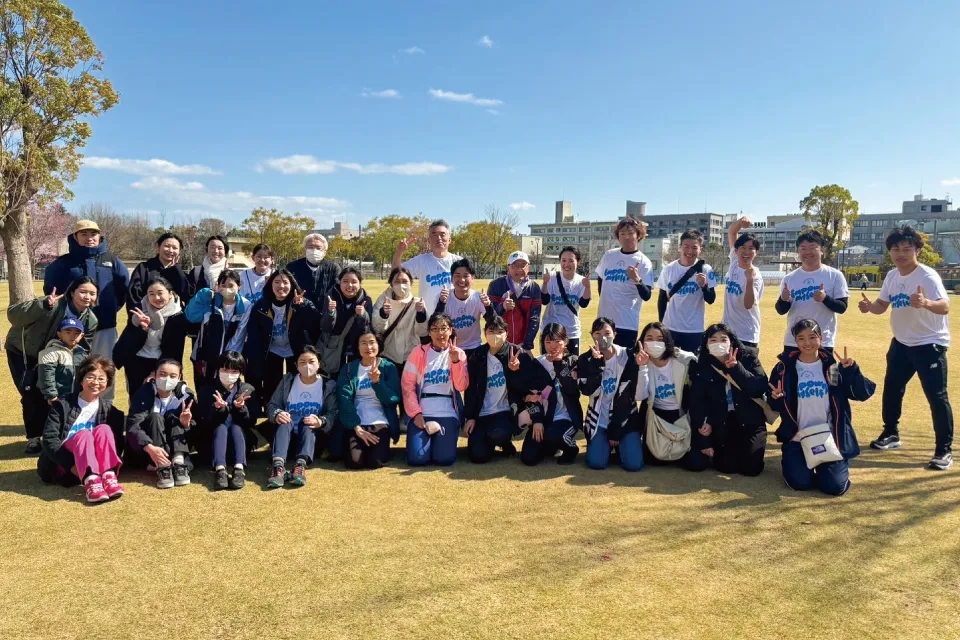 スタッフ、参加者の皆さんと。ホワイトリボンランは年齢、性別を問わず、誰でも参加できるチャリティイベントです。