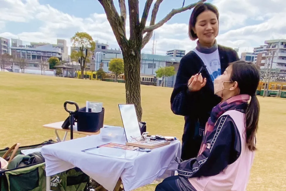 プロのメイクアップアーティストが、走るのがさらに楽しくなるワンポイントメイクをしてくださいました。