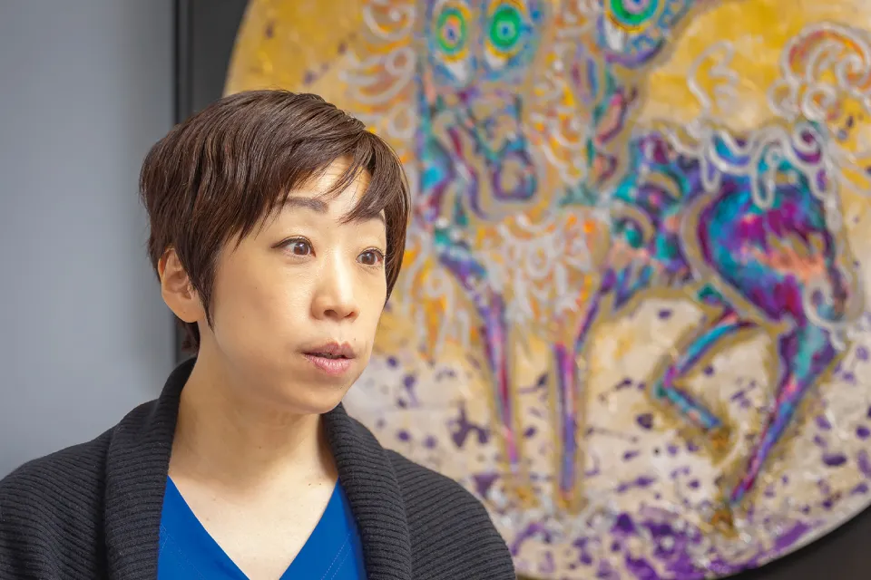 診察室をはじめ院内には、新村さんが好きな現代アーティスト・小松美羽さんのアートが展示されている。