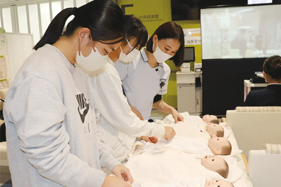 助産師ブースにおける赤ちゃんのお世話体験