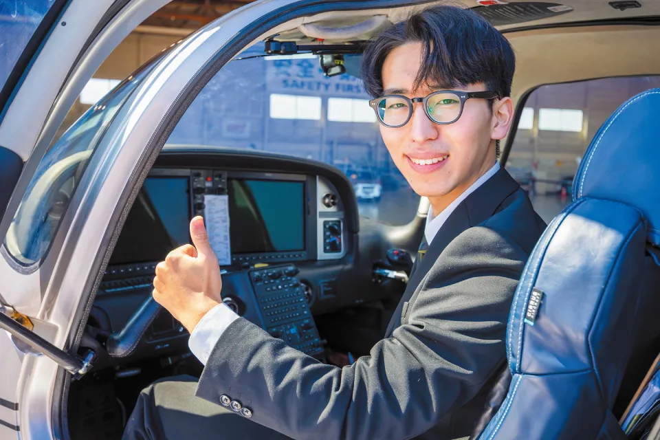 8人で情報を共有しての飛行はチームの一体感を味わえる素晴らしい体験。少しでも興味があればぜひ挑戦してほしいです。