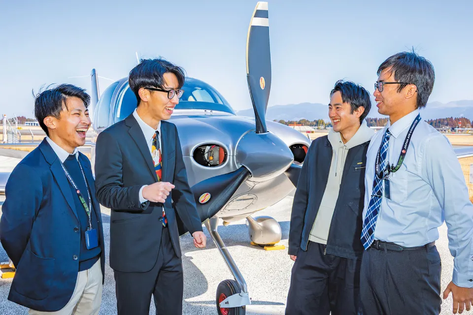 1期生の立山陸(写真右)さん・奥紘輔(写真左)さん、3期生の今井健晟(写真右から2人め)さんと一緒に。先輩たちの存在は本当に心強いのだそう。