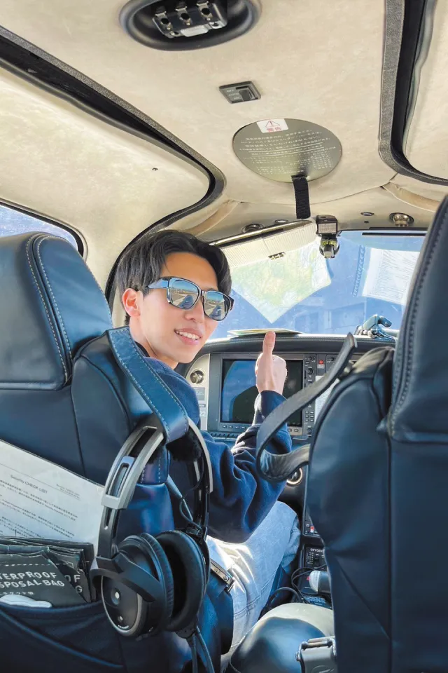 鹿児島空港に隣接するフライトトレーニングセンターで、フライトシミュレーターによる操縦訓練や飛行機の操縦等、通常体験できないようなプログラムを受講しました。