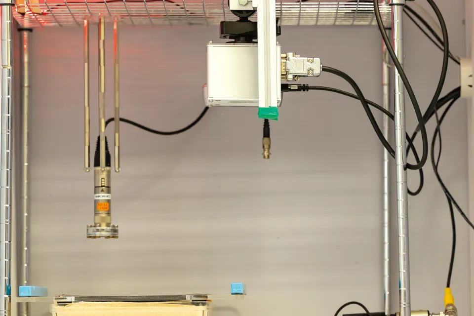 富山大学の松本惇平博士と共同開発した音源定位用の超音波カメラ(USVCAM)で、マウスの超音波発声の位置特定と発声個体の割り当てを行う。