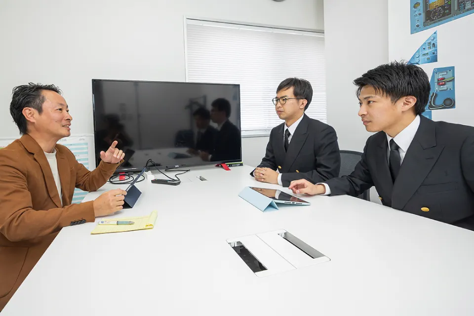 訓練では座学と、コックピットを完全再現したフライトシミュレーターを使った訓練がある。飛行機を安全に運航するための基礎科目をしっかり学ぶ。