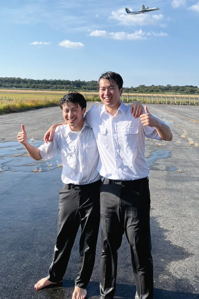 初ソロフライトが終了し、無事に地上へ帰ってきた訓練生に水をかけてお祝いする。「恒例の水かけで分かち合った喜びは一生忘れません」