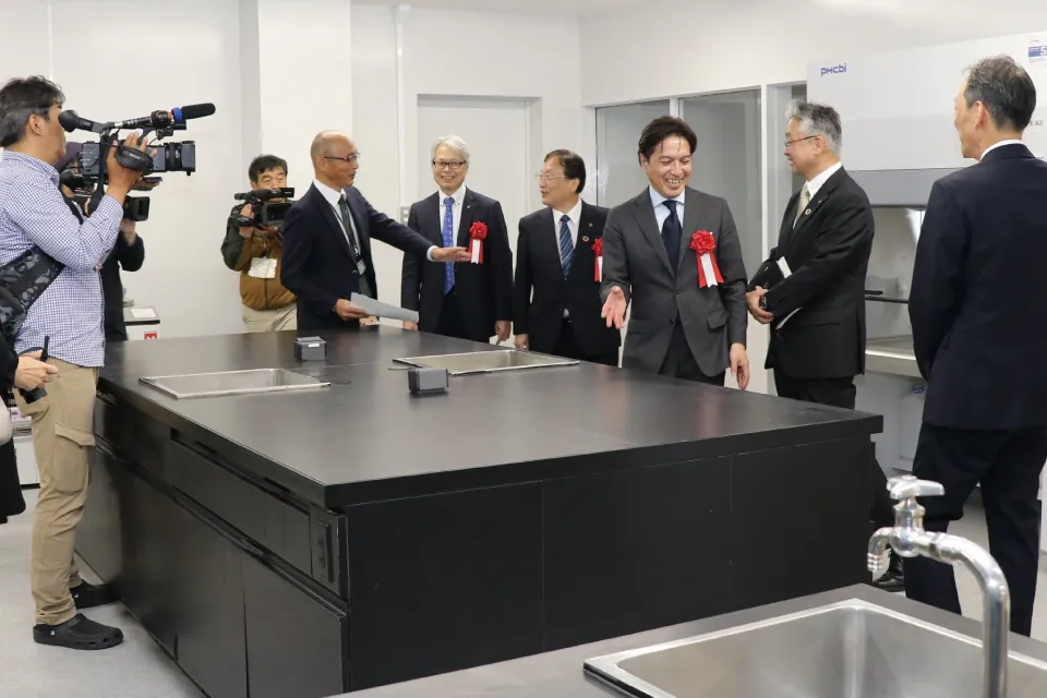 鹿児島大学サテライトラボ内を見学する関係者