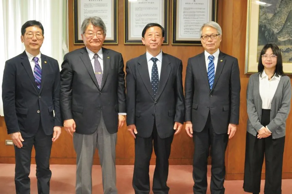 中国 清華大学日本研究センター長が学長を訪問