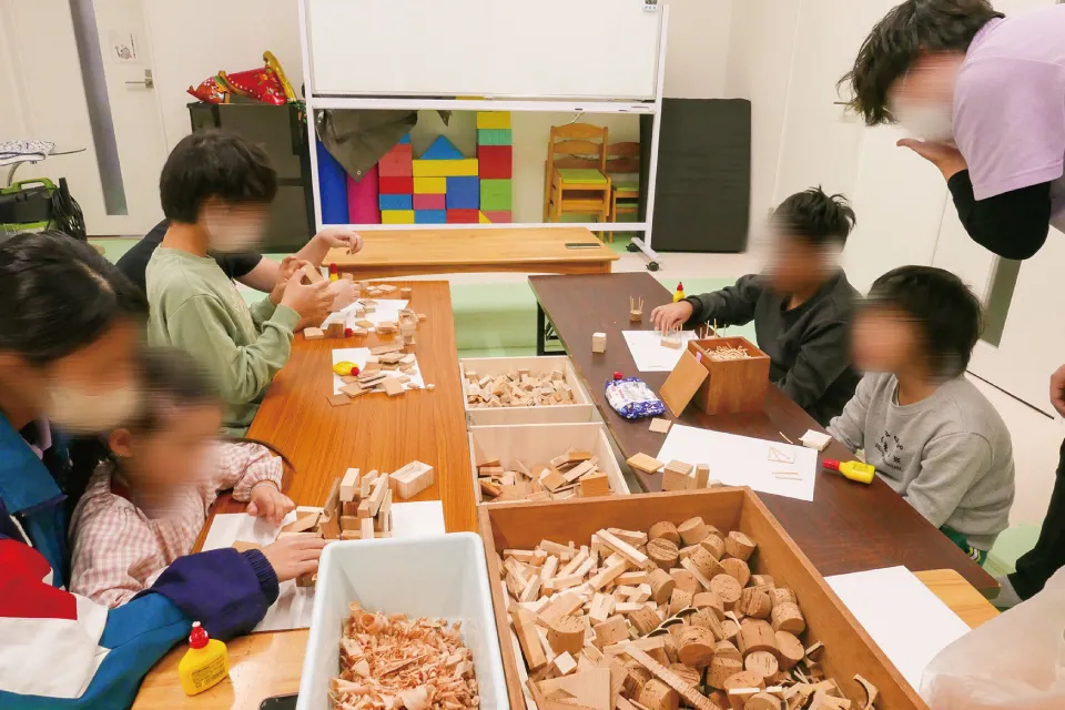 小学生40人へ向けた木育。楽しさ、葛藤など子どもたちのさまざまな表情が印象的でした。私たちは改めて木の心地よさを実感