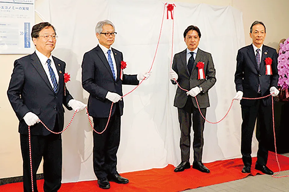 サーキュラーパーク九州敷地内に「鹿児島大学サテライトラボ」を設置。写真は除幕式の様子