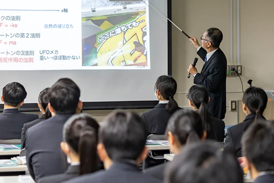 物理学を基にクレーンゲームを攻略する授業に聞き入る高校生