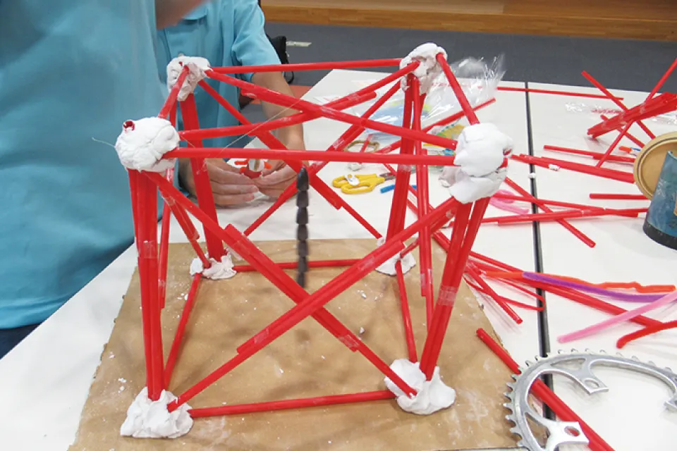 出前授業の生徒の作品です。ストローを使って構造力学を学びました。