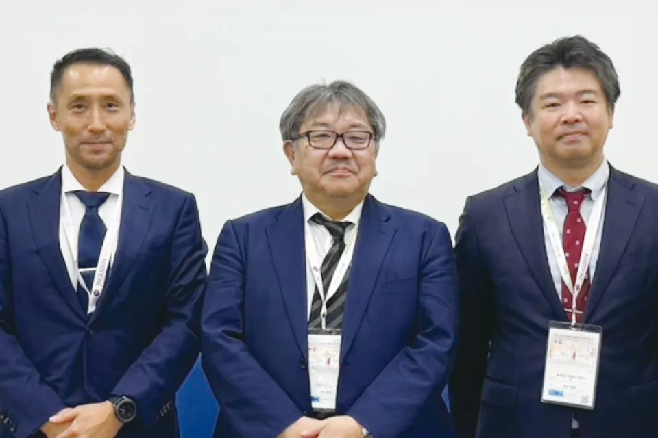 光免疫治療の普及と治療の理解に関する日本口腔腫瘍学会シンポジウムにて。上田倫弘理事長、シンポジストとの写真