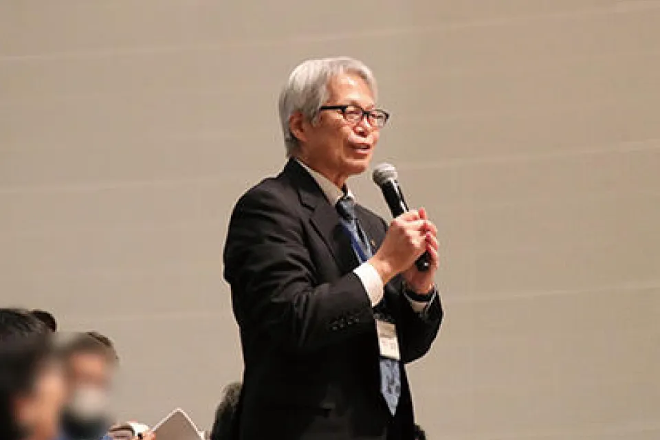 パネリストに質問する井戸学長