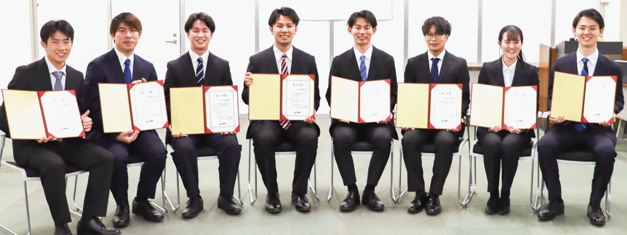 多数の応募者の中から選出された8名が参加した「SKYCAMP」。それぞれの得意分野を生かして補い合いながら、2週間のプログラムを終えました。2人の目標は「応援してくれた家族を乗せて飛びたい。いつかSKYCAMPにも携われたら嬉しい（馬場さん）」「お世話になった方々への恩返しのためにも、自分にできることを精一杯やりたい（藤さん）」です。