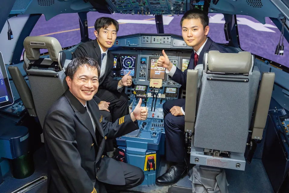 大島紬で取材に臨んだ西原さん。「軽くて暖かく、丈夫なのも大島紬の特徴です」